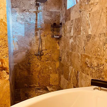 Flora Stone House Bed & Breakfast *